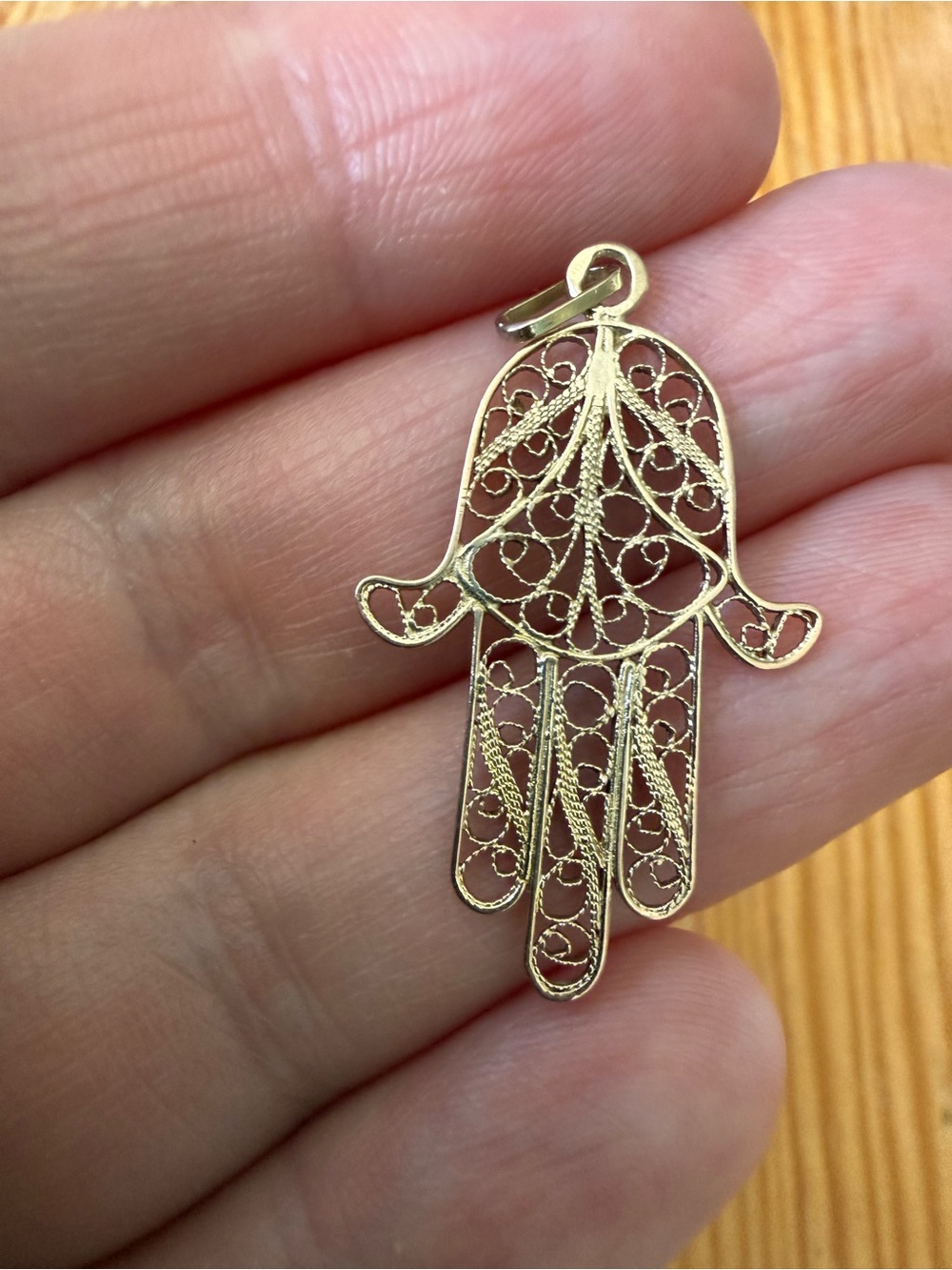 Vintage - Delicate 9K yellow Gold Hamsa Filigree Pendant